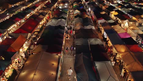 Tracking-über-Den-Nachtmarkt-Von-Rachada