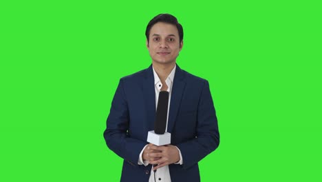 Porträt-Eines-Glücklichen-Indischen-Reporters-Auf-Grünem-Bildschirm