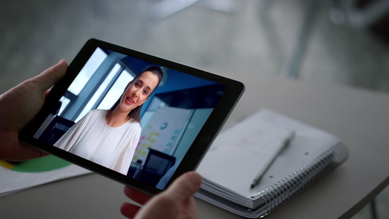 Mujer en videollamada usando una tableta