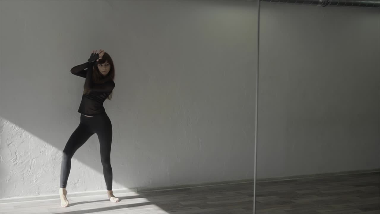 Donna che balla in uno studio di danza