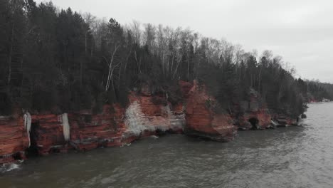 Shores-on-the-lake,-beautiful-landscape-Wisconsin-Apostole-Islands