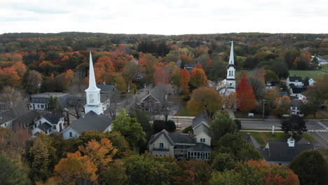 Impresionante-Vista-Aérea-De-Las-Iglesias-En-El-Centro-De-Yarmouth,-Maine