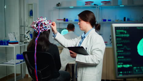 vista trasera de una paciente que lleva un escáner de ondas cerebrales