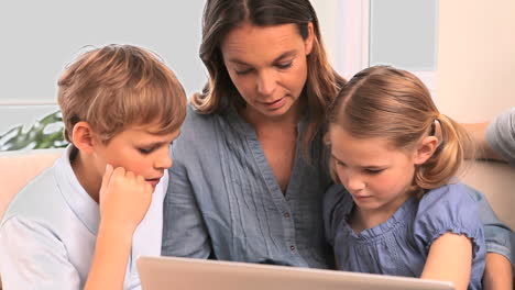 Familia-Mirando-Una-Computadora-Portátil