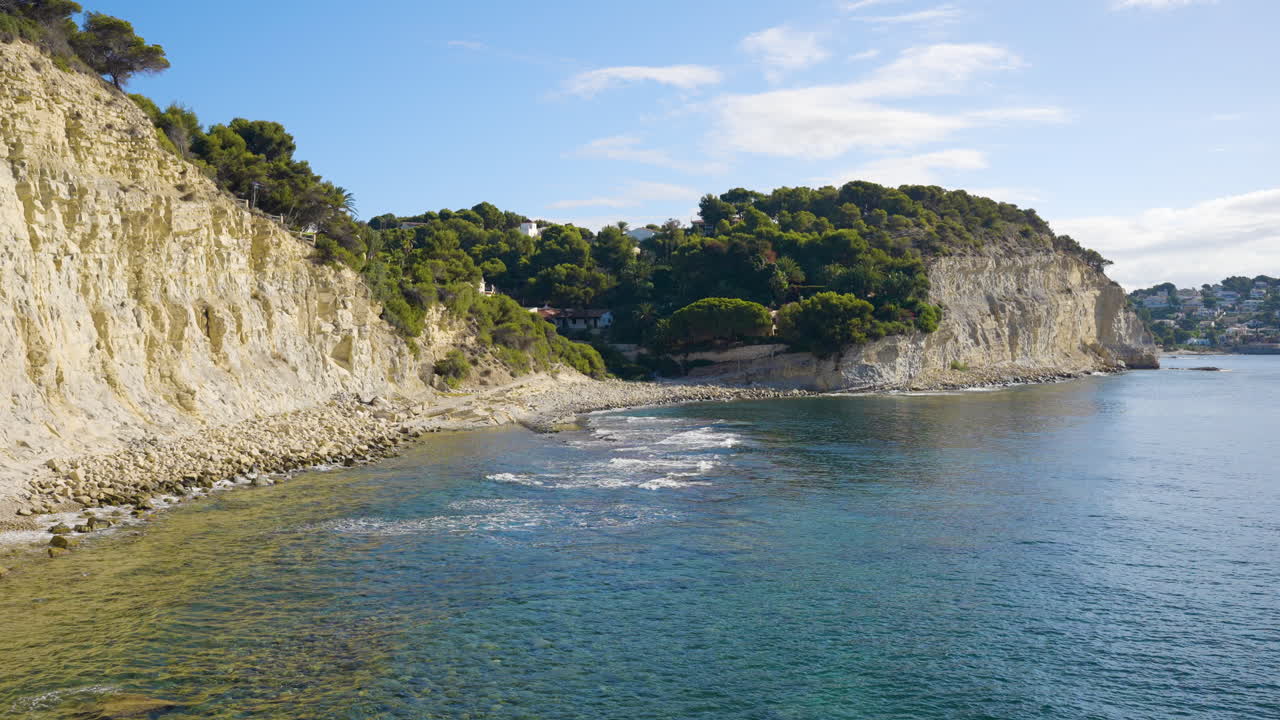 Küstenlandschaft mit Klippen, Bucht und Häusern