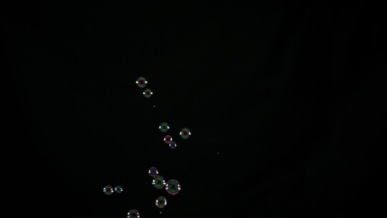 суповые пузырьки, выделенные на черном фоне