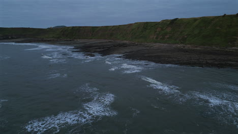 Luftdrohnenaufnahme-Von-Cleveland-Way-Zur-Blauen-Stunde-In-Scarborough