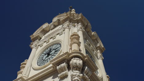 Ein-Atemberaubender-Blick-Auf-Die-Uhr-Des-Edificio-Correos,-Wo-Die-Mascleta-Stattfand