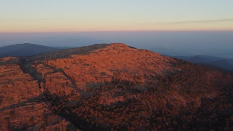 Toma-Aérea-De-Drones-De-La-Montaña-Tlaloc-Al-Atardecer-Con-Rayos-De-Sol-Cayendo-Sobre-La-Cumbre