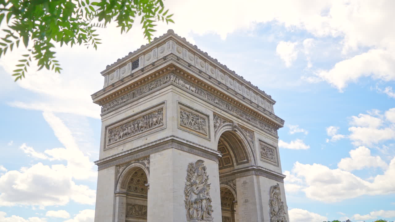 arco del triunfo en parís, francia empujar lentamente hacia el monumento a mediodía en cámara lenta 4k