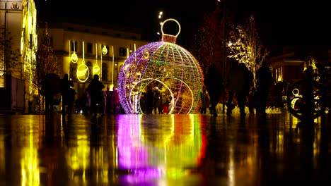 luces navideñas en tirana, gente disfrutando de la decoración festiva en el centro de la ciudad