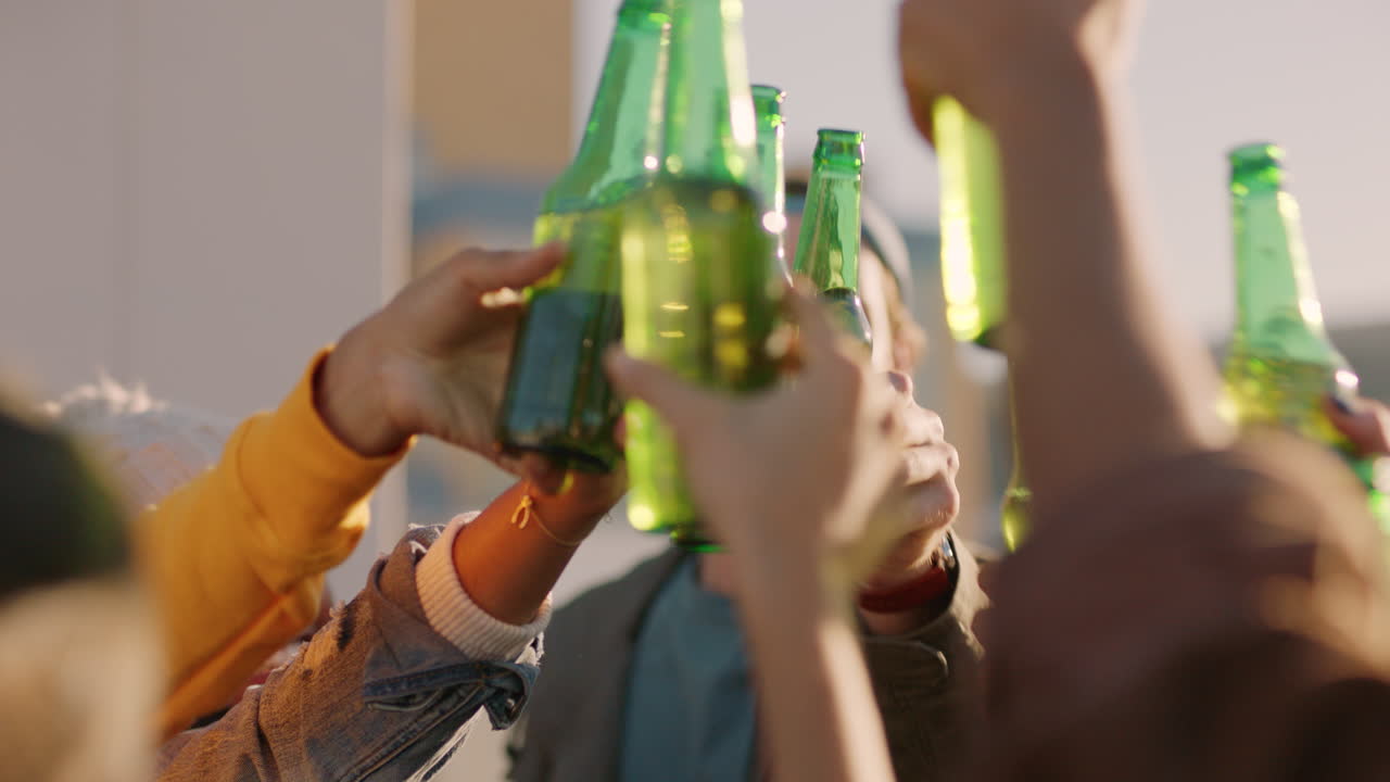 옥상에서 축하하는 행복한 친구 그룹, 토스트를 만들고, 술을 마시고, 함께 즐기고, 일몰 때 여름 휴가를 축하하는 즐거움