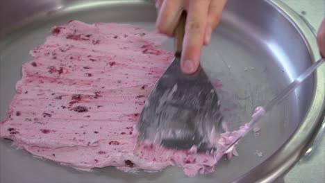 haciendo helado de bayas rosas