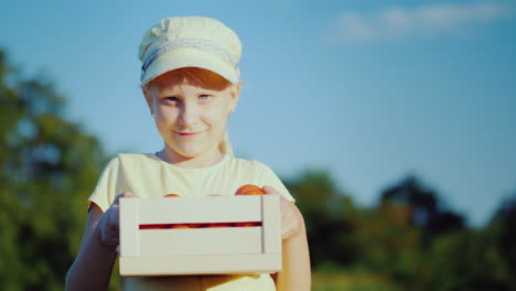 Porträt-Eines-Kinderbauern-Das-Mädchen-Steht-Auf-Dem-Feld-Und-Hält-Eine-Kleine-Schachtel-Mit-Tomaten-4k-Vi