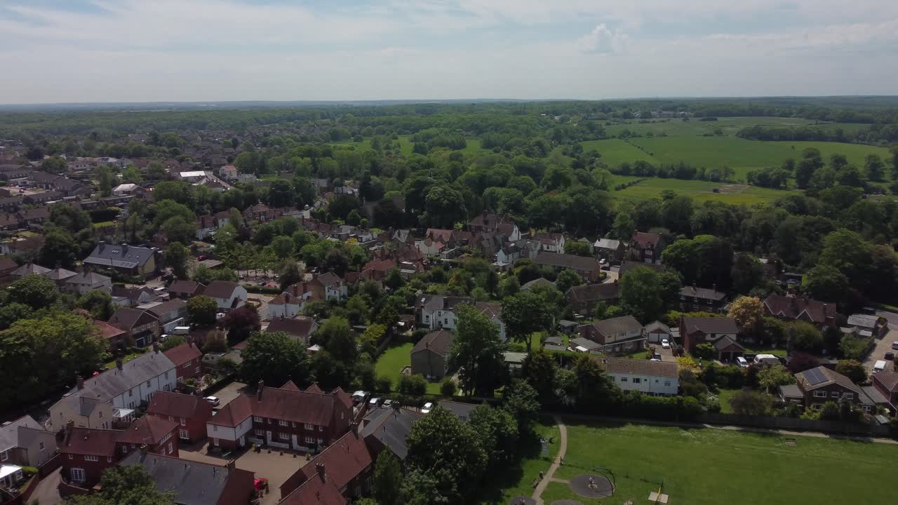 video 4k volando hacia el pueblo de herne en kent, reino unido