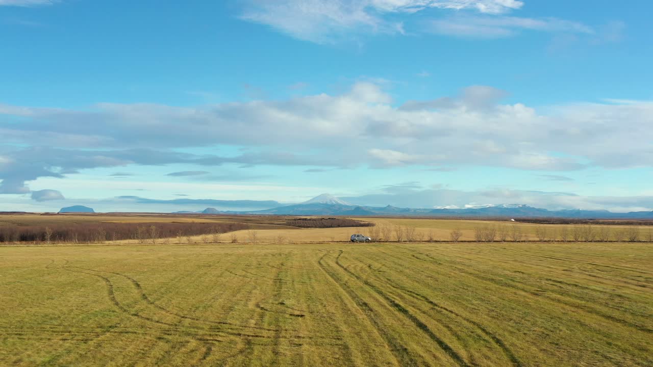 Luftoptagelse af biltur på det islandske landskab, mod en gletsjer, Island