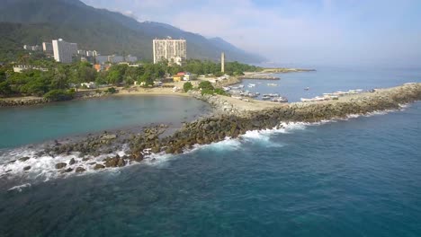 Vista-De-Tiro-De-Drone-De-La-Costa-Del-Rompeolas-En-El-Mar-Caribe-En-Calma