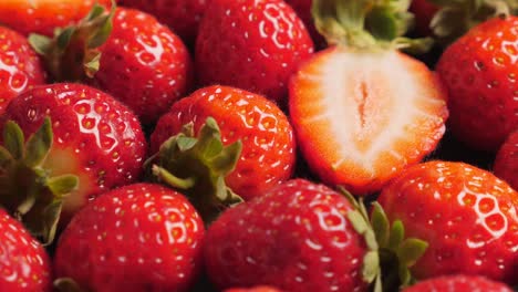 A-lot-of-red-and-ripe-strawberries-rotating,-closeup