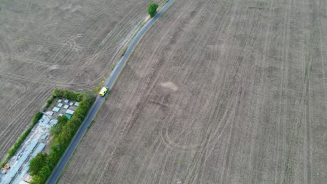 toma aérea de una ambulancia conduciendo por el campo