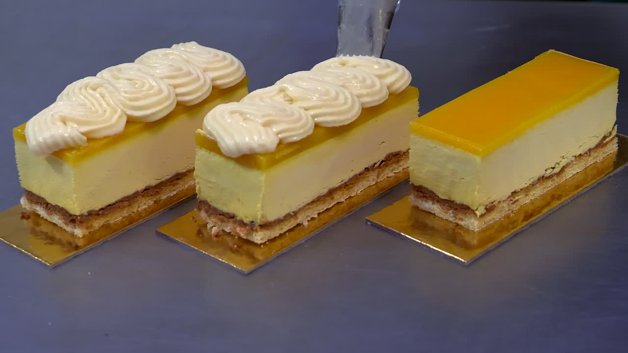 vertiendo crema encima de los pasteles