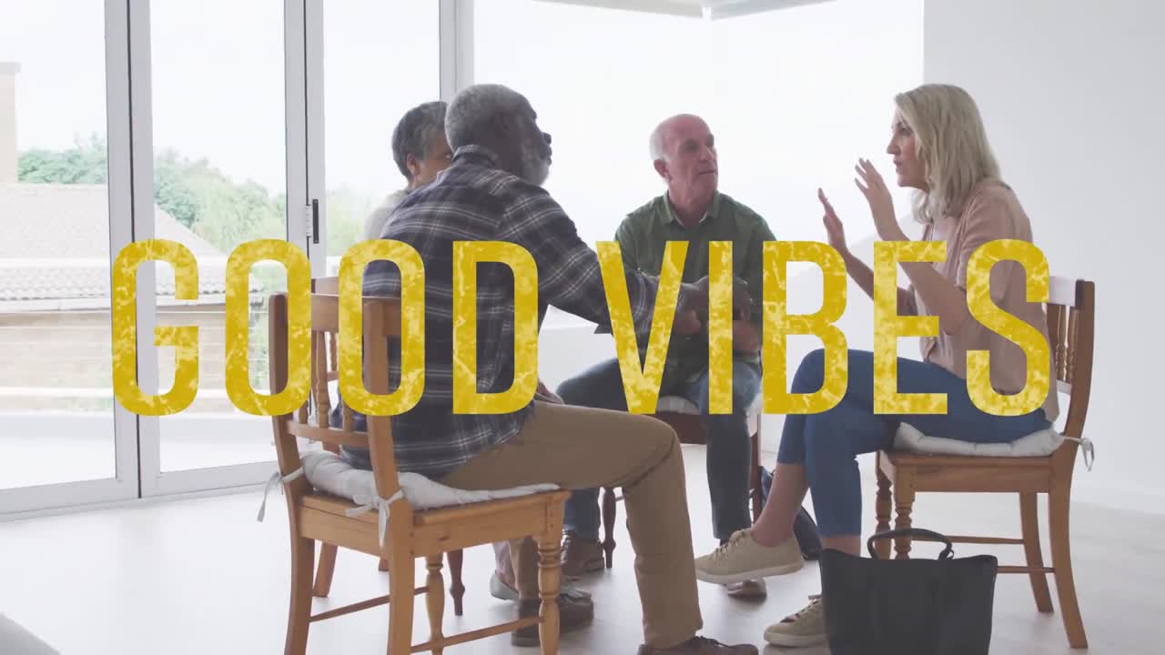 buone vibrazioni testo contro due anziani coppia diversa che parlano tra loro a casa