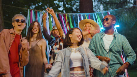 amigos bailando por la noche al aire libre