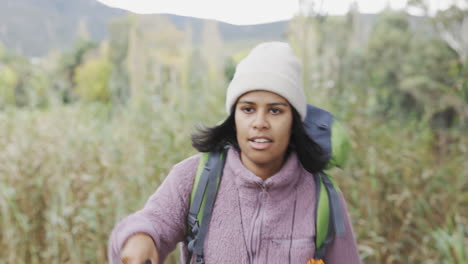 mujer, caminando en el bosque con la naturaleza y el fitness
