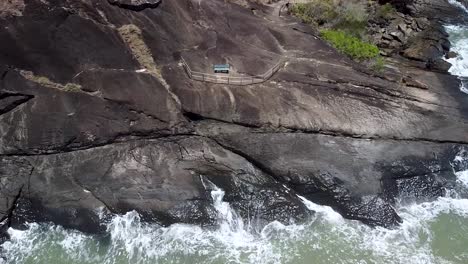 Antenne-Von-Wellen,-Die-Auf-Felsen-Am-Trinity-Beach-In-Cairns-Krachen