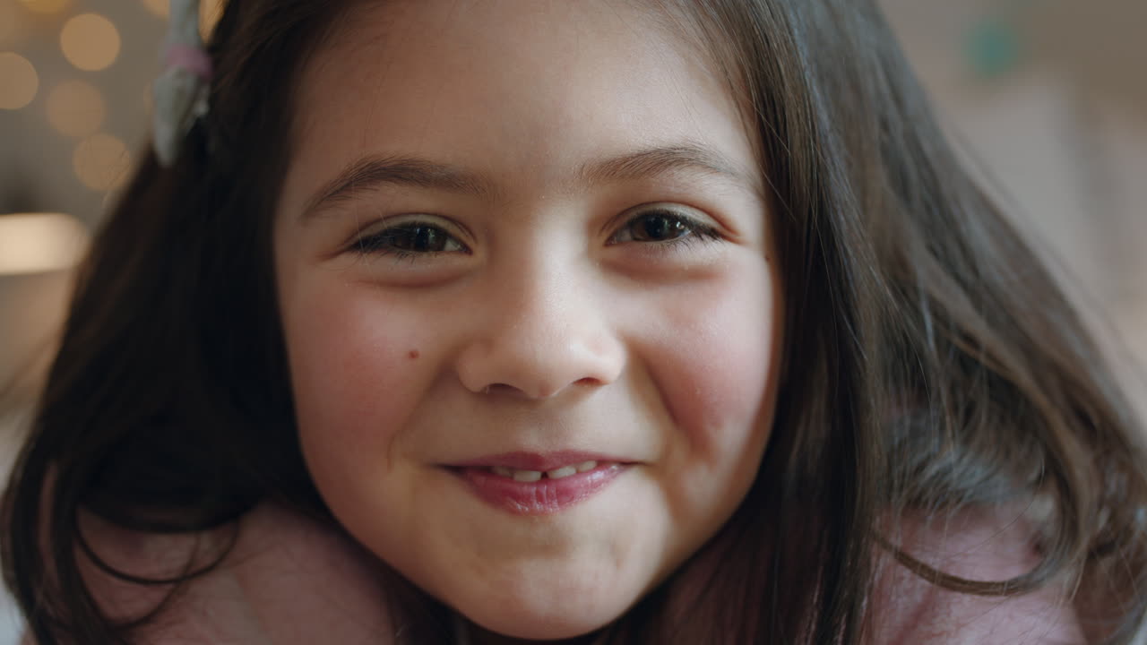 retrato de una niña hermosa sonriendo feliz niño lindo en casa buscando alegre