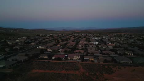 Condado-De-Washington,-Utah,-Estados-Unidos:-Una-Vista-Impresionante-De-La-Ciudad-De-Los-Huracanes-A-Medida-Que-Se-Acerca-La-Noche:-Disparo-Aéreo-Con-Drones