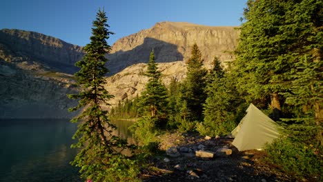 Zelt-An-Einem-Alpensee-Sonnenaufgang-Am-Carnarvon-Lake,-Kananaskis,-Alberta,-Kanada