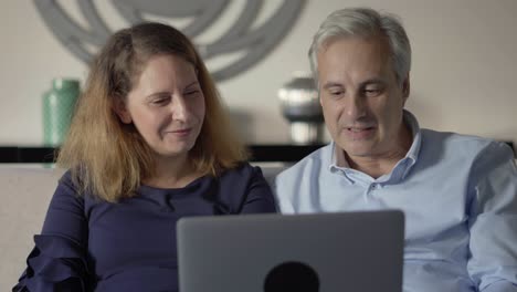 Couple-of-parents-talking-to-adult-children