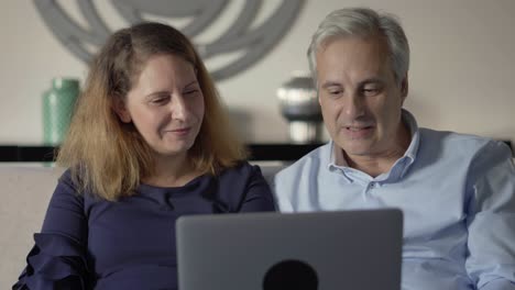pareja de padres hablando con hijos adultos