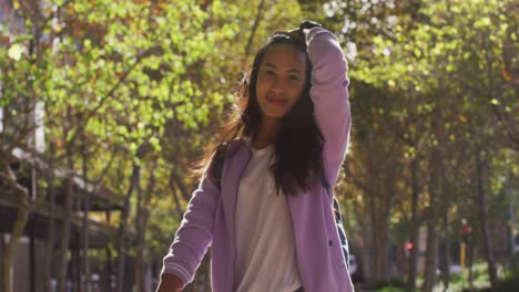 Retrato-De-Una-Mujer-Asiática-Con-Bicicleta-Sonriendo-Mientras-Está-De-Pie-En-El-Parque