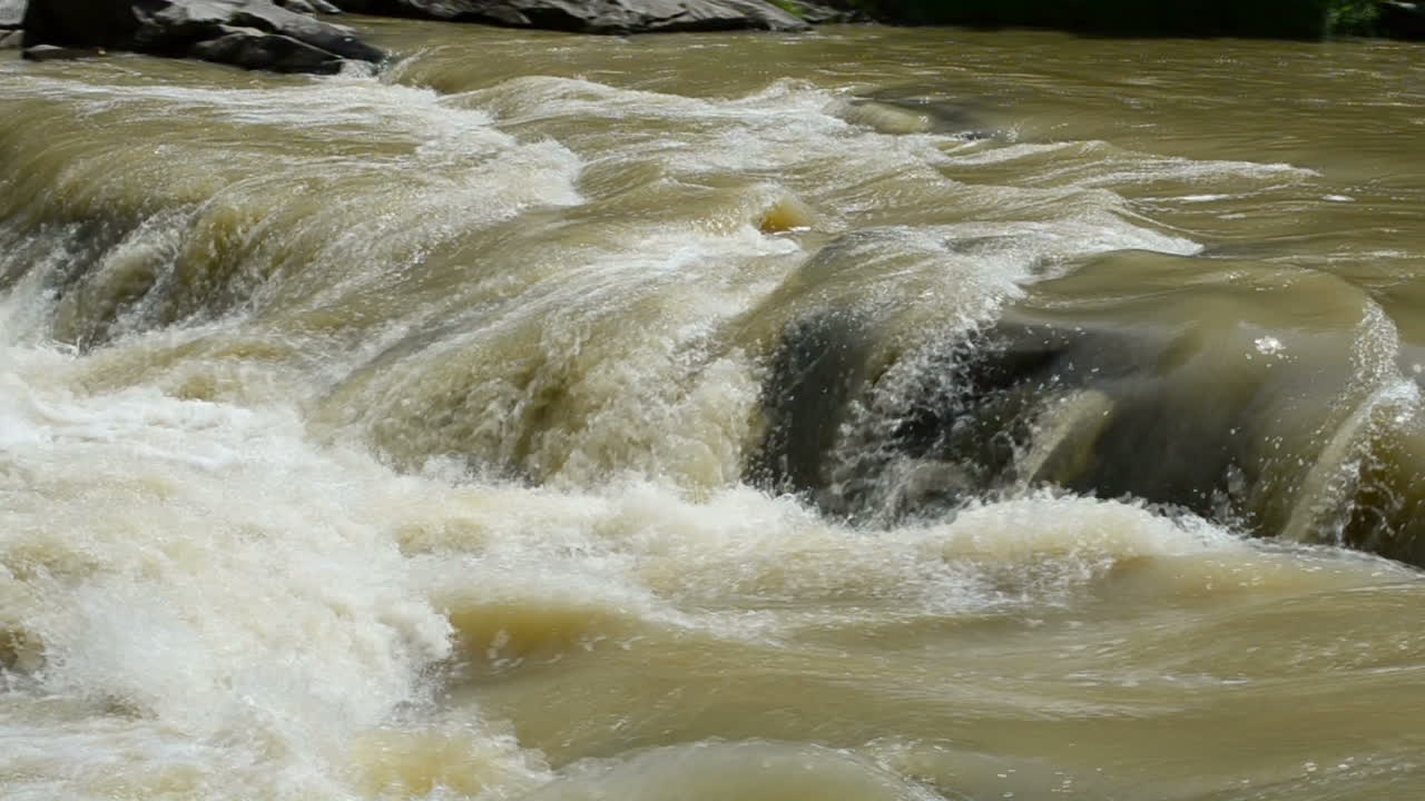 Gebirgsfluss. Zeitlupe. Fluss und Steine
