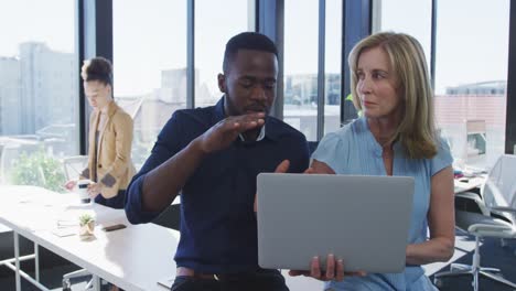 hombre y mujer jóvenes usando computadora