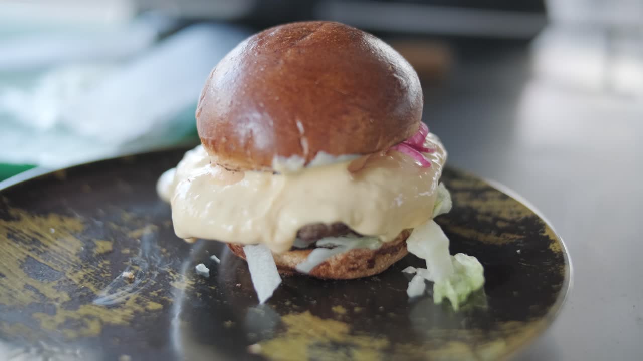 preparando una deliciosa hamburguesa con queso