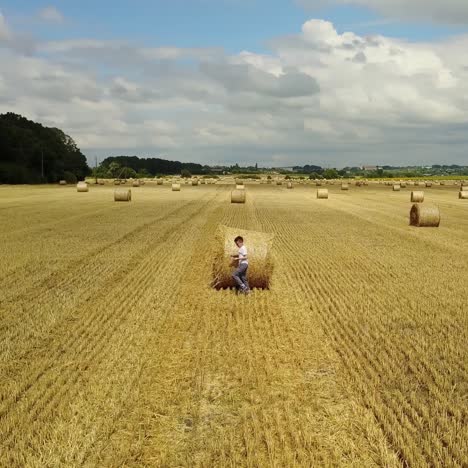 niño feliz en el campo