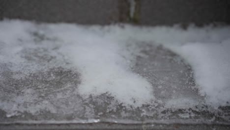 un par de zapatillas de hielo naranja caen sobre el pavimento cubierto de hielo