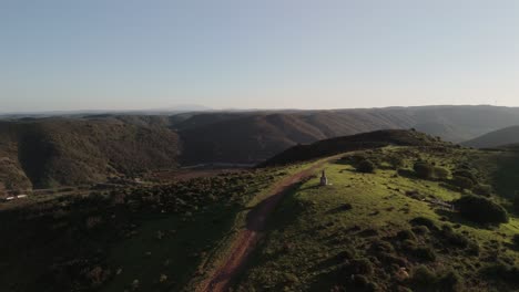volar sobre montañas de pendiente con estructura aislada en una zona remota de portugal