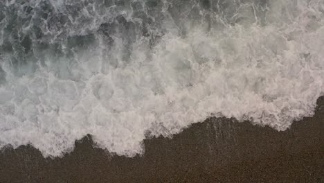 Suaves-Olas-Esparciendo-Espuma-Blanca-Sobre-La-Playa-De-Guijarros,-En-Tiempo-Real