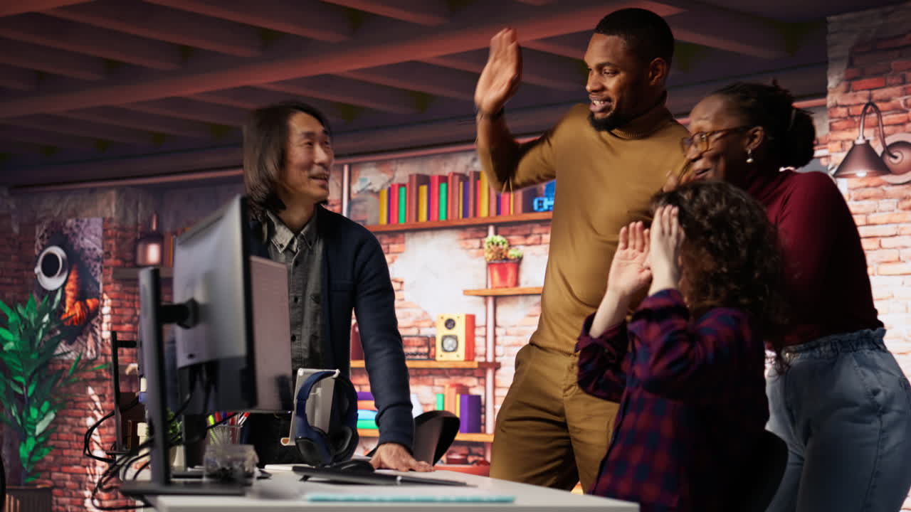 el equipo de arranque aplaudiendo después de ver las acciones de la compañía subiendo, dando cinco altos