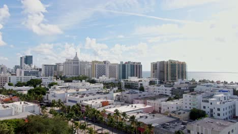 Luxury-hotel-buildings-of-Miami,-aerial-ascend-shot