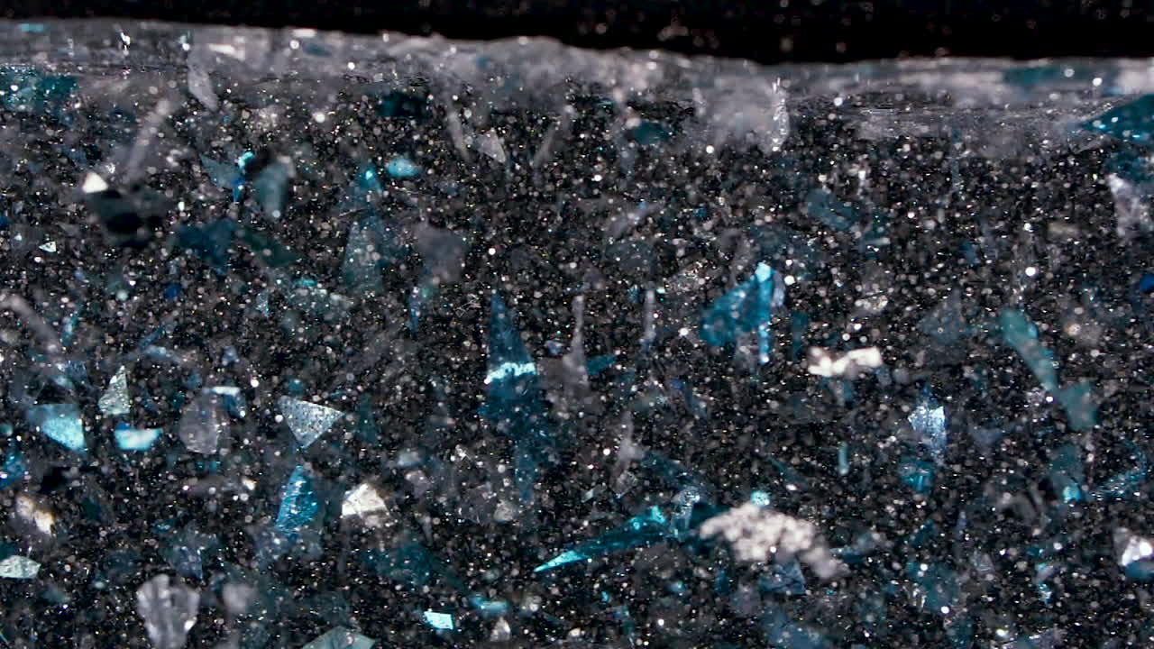 파란색과 은색의 반 ⁇ 이는 회전하는 액체에서 반 ⁇ 이는 별빛 배경