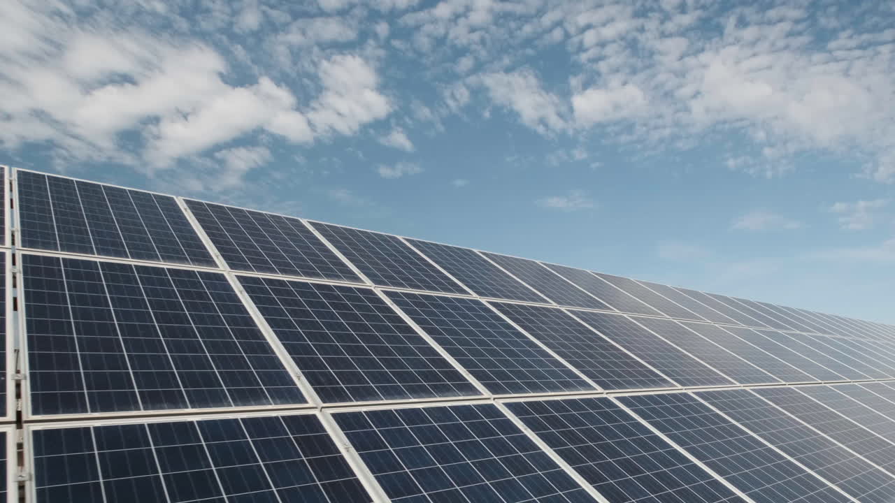 Gran planta industrial de energía solar que produce energía solar concentrada