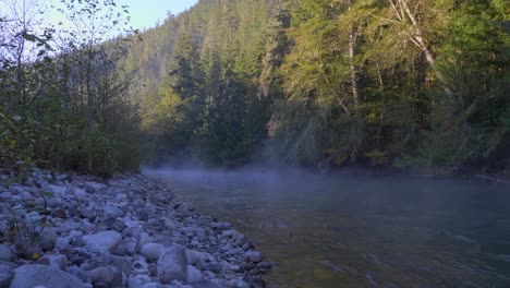 Süßwasserfluss-Während-Des-Nebligen-Frühen-Morgens