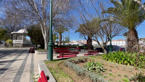 cálido sol primaveral en un parque en tavira portugal