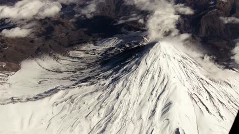 vista aérea desde un avión del monte damavand, montaña cubierta de nieve de irán, paisaje volcánico en el medio oriente