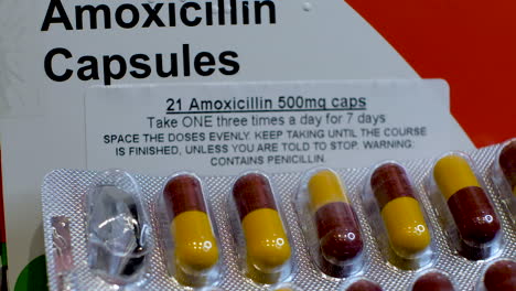 Caja-De-Medicamentos-En-Cápsulas-De-Amoxicilina-Con-Información-De-Dosificación.