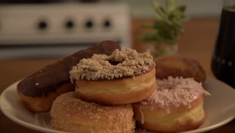 sirviendo café en una taza naranja para disfrutar con donuts por la mañana